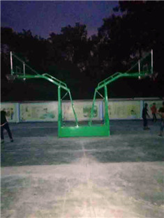 柳州衛(wèi)?；@球架安裝調(diào)試完畢