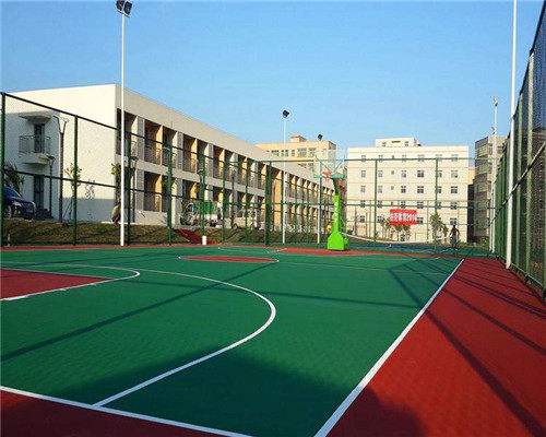 柳州某小區(qū)丙烯酸籃球場下雨前竣工 柳州某小區(qū)丙烯酸籃球場下雨前竣工