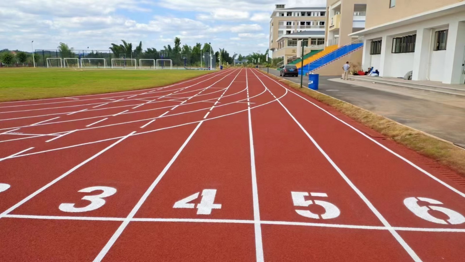 塑膠跑道材料預(yù)制型塑膠跑道的施工方法