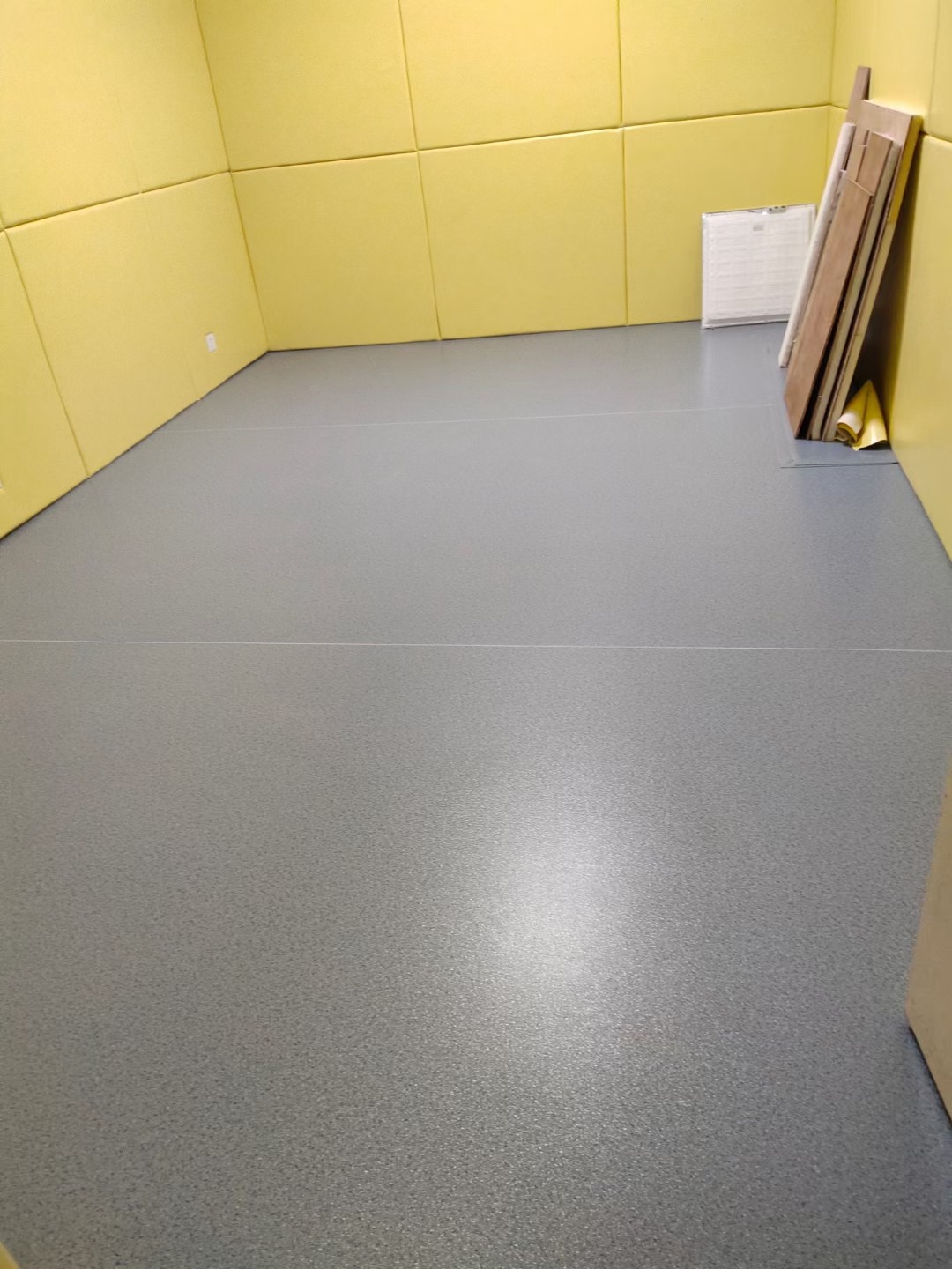 亞麻地板與PVC地板的區(qū)別 亞麻地板與PVC地板的區(qū)別